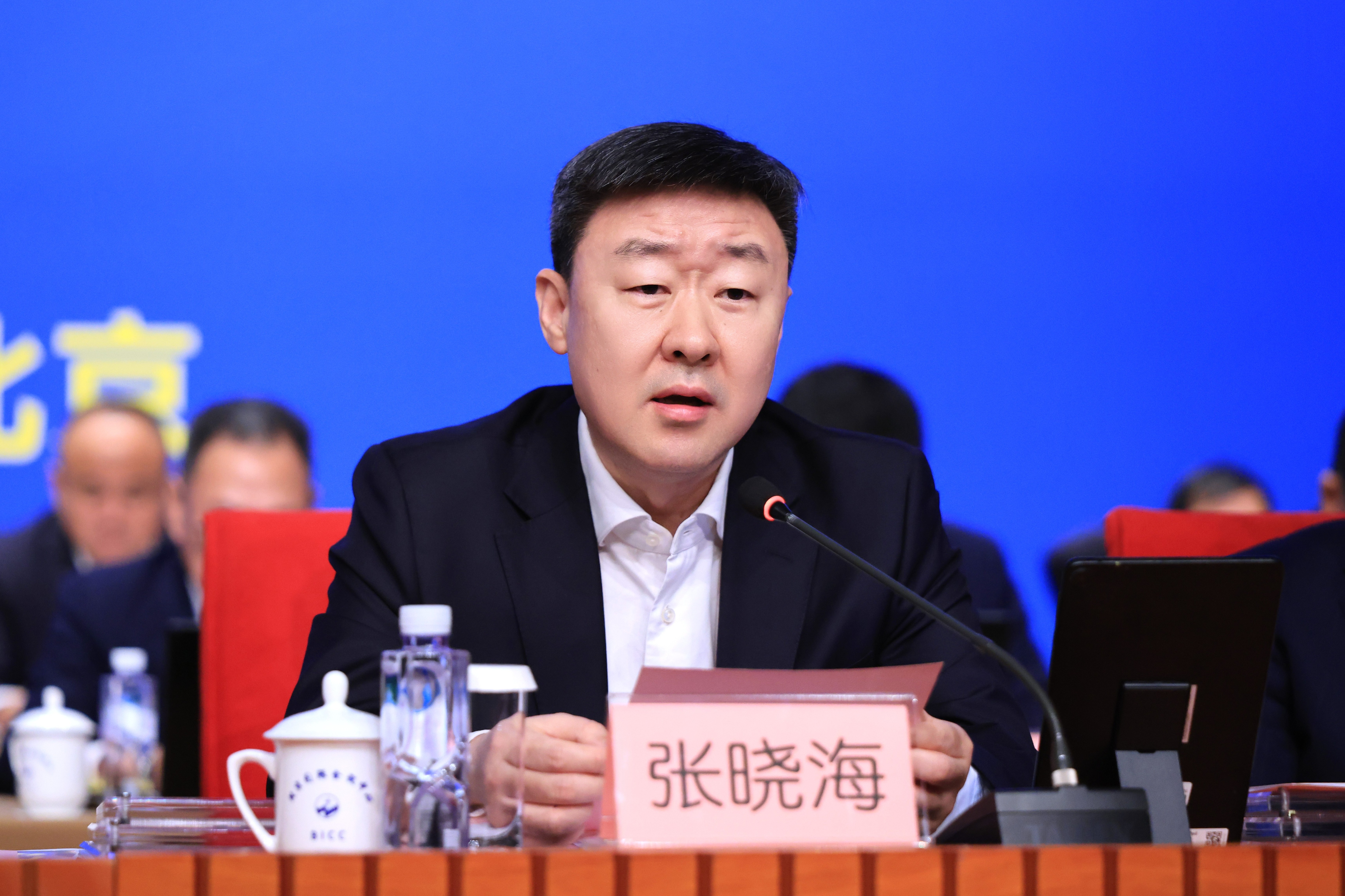 山东省304am永利集团会长,山东黄金集团有限公司党委书记、董事长张晓海宣读《关于审议〈304am永利集团第四届理事会工作报告〉的议案》.JPG 山东省304am永利集团会长,山东黄金集团有限公司党委书记、董事长张晓海宣读《关于审议〈304am永利集团第四届理事会工作报告〉的议案》.JPG