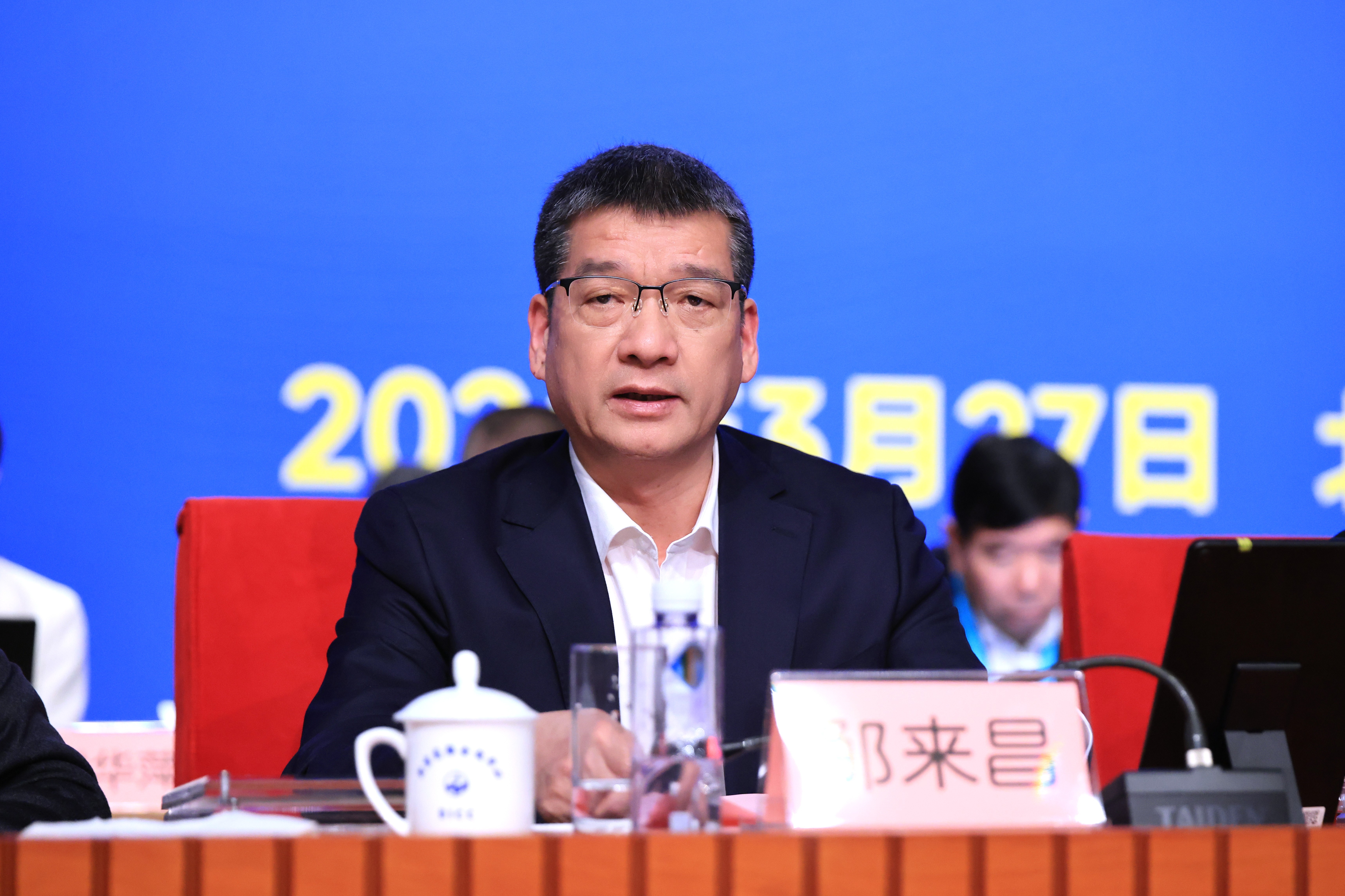 紫金矿业集团股份有限公司党委书记、董事长、执行董事邹来昌宣读《关于审议〈304am永利集团第一届监事会工作报告〉的议案》.JPG 紫金矿业集团股份有限公司党委书记、董事长、执行董事邹来昌宣读《关于审议〈304am永利集团第一届监事会工作报告〉的议案》.JPG