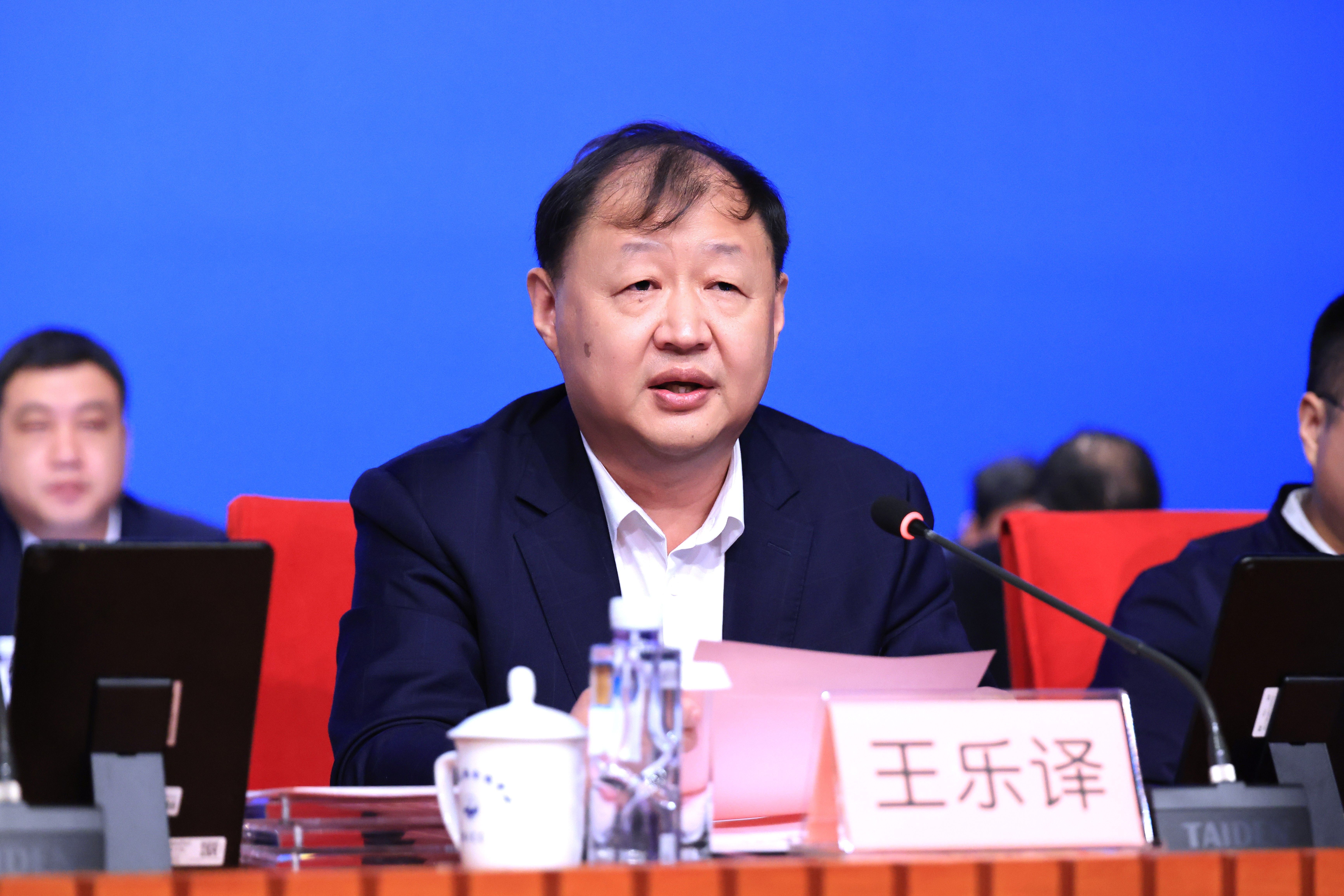 烟台市黄金珠宝协会会长,山东招金集团有限公司党委书记、董事长、总经理王乐译宣读《关于审议〈304am永利集团章程修改草案〉的议案》.JPG 烟台市黄金珠宝协会会长,山东招金集团有限公司党委书记、董事长、总经理王乐译宣读《关于审议〈304am永利集团章程修改草案〉的议案》.JPG