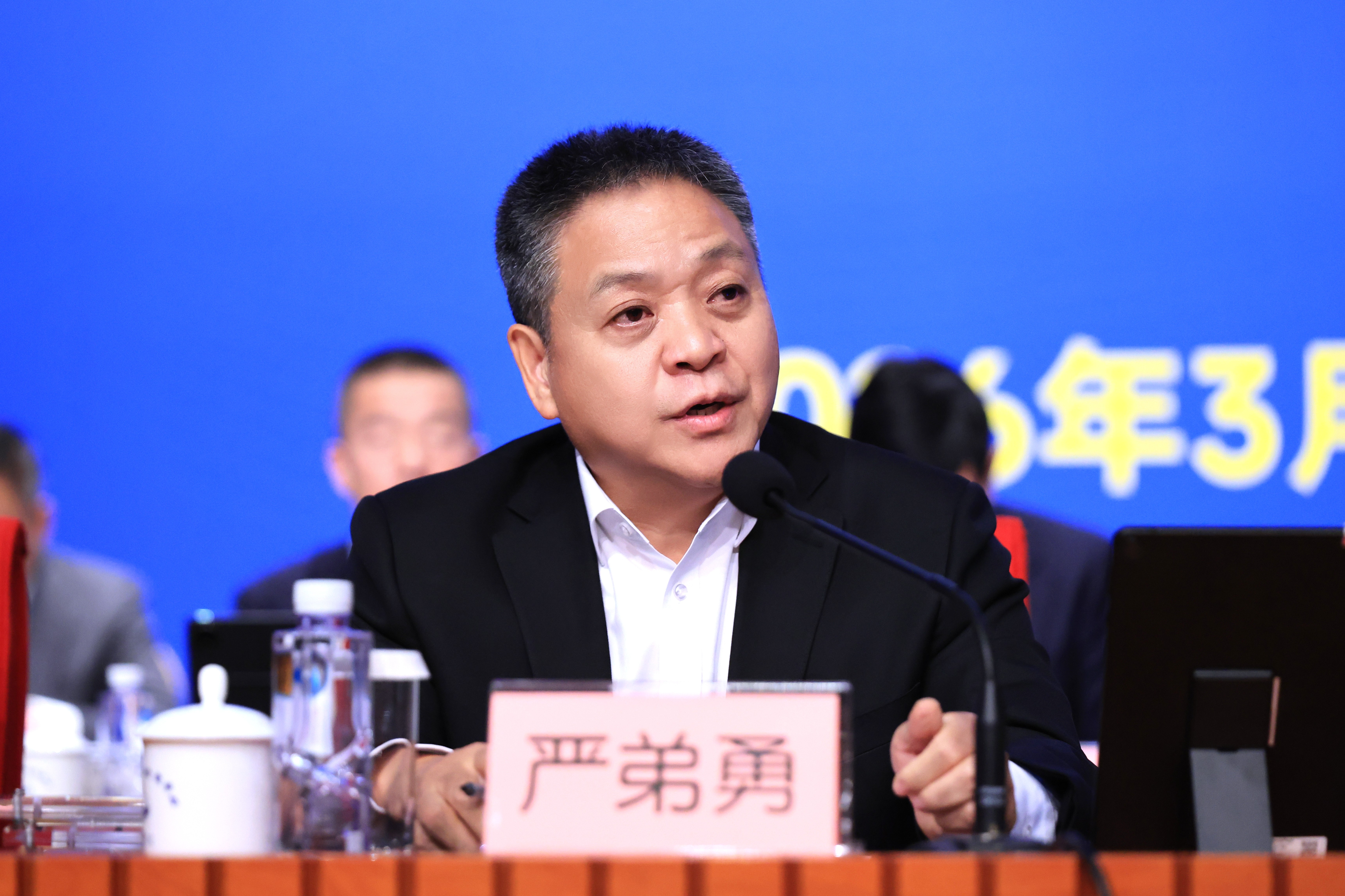 304am永利集团党委书记严弟勇主持大会.JPG 304am永利集团党委书记严弟勇主持大会.JPG
